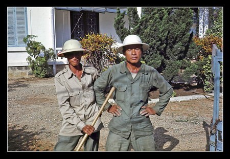 Chú thích của Steve Brown trên Flickr cá nhân của mình về bức ảnh: Đây là những người làm vườn Việt Nam tại thành phố Huế. Họ rất tự hào về công việc mà mình làm.